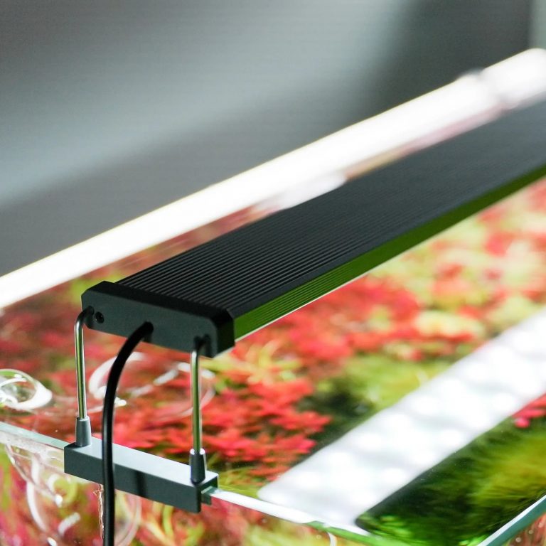 Chihiros B Series aquarium lighting with adjustable brackets and extendable legs, featuring a sleek aluminum alloy construction.